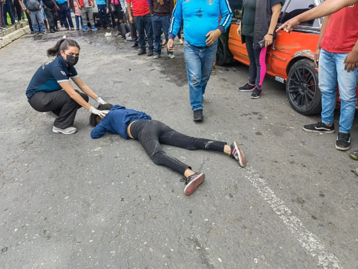 "Por usar el celular": Conductor de trufi arrastró a tres personas y ocasionó una colisión múltiple